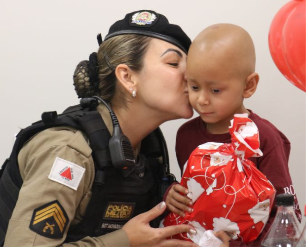 Policiais militares participam de aniversrio de paciente do Hospital Oncolgico